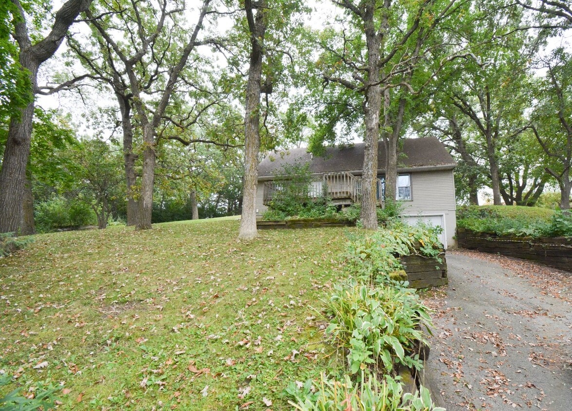 Foto principal - Charming 3-Bedroom Home with Walk-In Close...