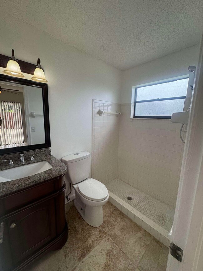 Building Photo - 1047 Manor Dr