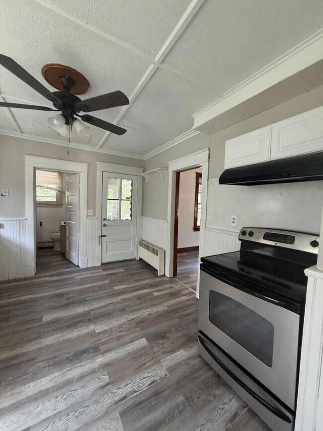 Building Photo - Spacious 3 Bed, 2 Bath Single Family home ...