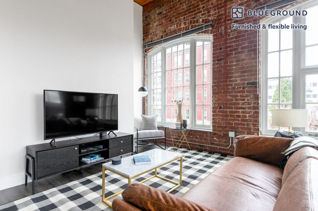 Building Photo - 224 Pontius Ave N