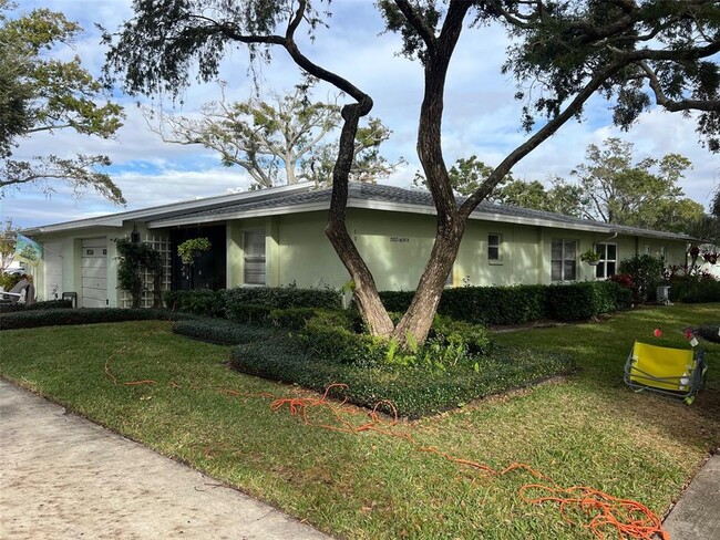 Building Photo - 2833 Orange Tree Cir N