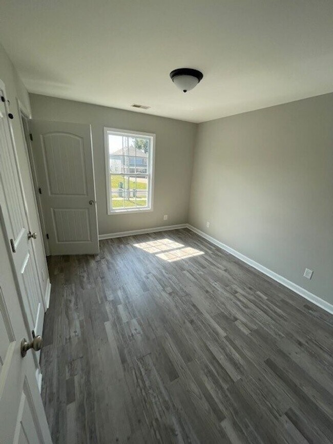 Foto del edificio - 1245 Bluebird Rd