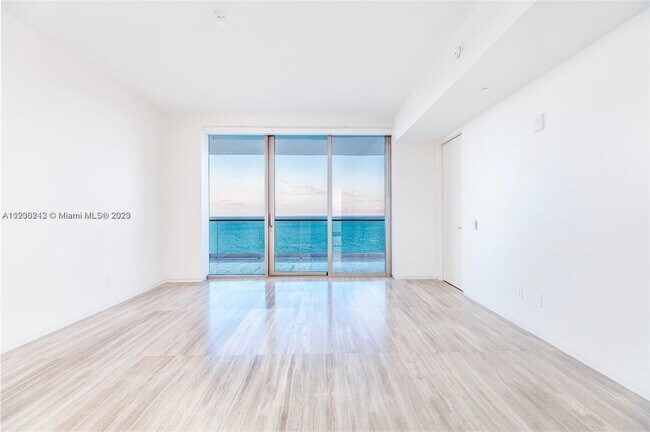 Foto del edificio - 18975 Collins Ave