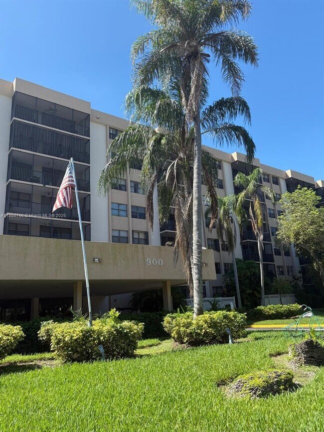 Foto del edificio - 900 NE 195th St