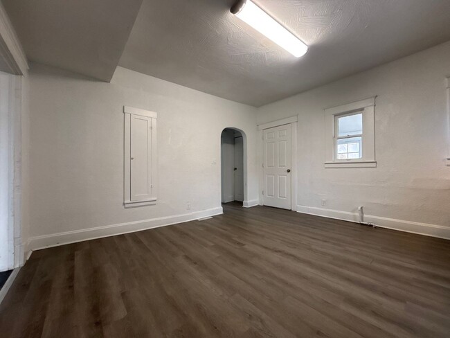 Building Photo - 4 bedroom 2.5 bath remodeled home availabl...