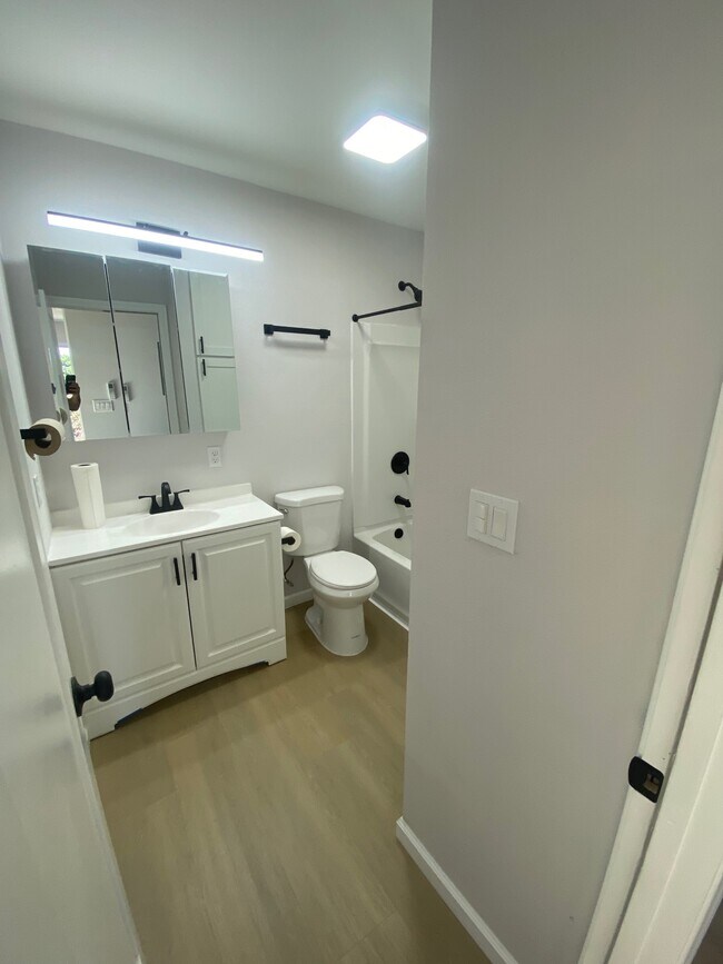 baño v1 - 3988 Teak St
