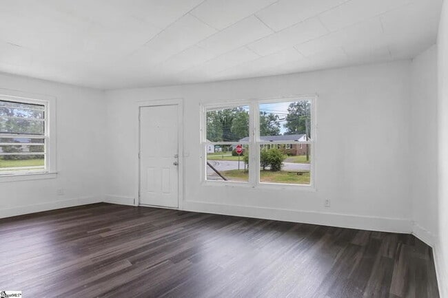 Building Photo - "Charming 2-Bedroom Retreat at 111-A North Bell Street, Clinton - Your Cozy Home Awaits!"