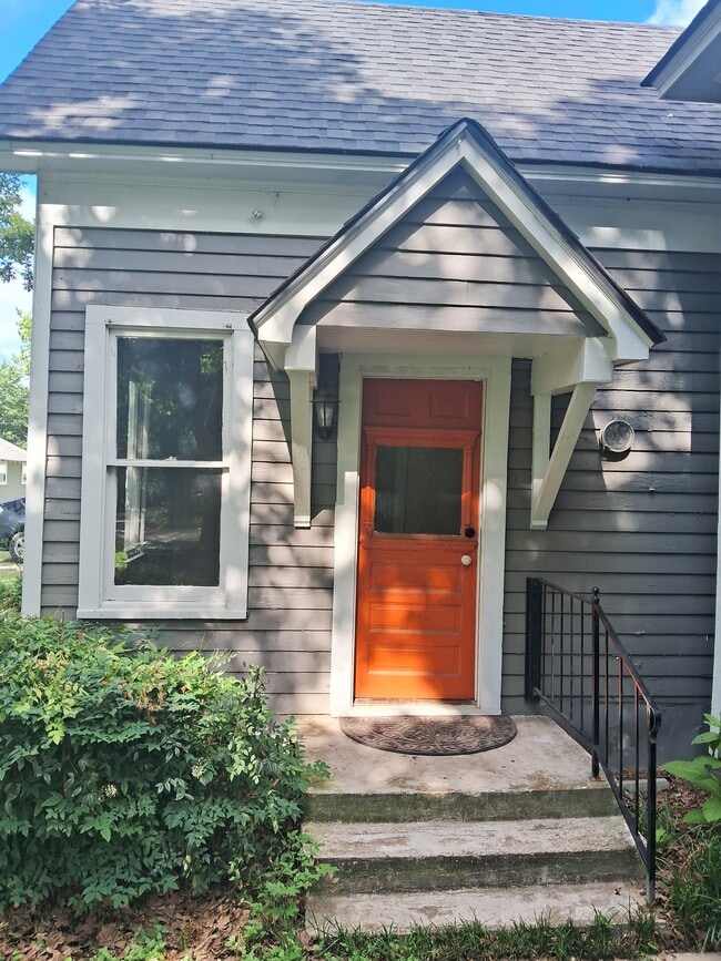 Building Photo - 704 S Anglin St