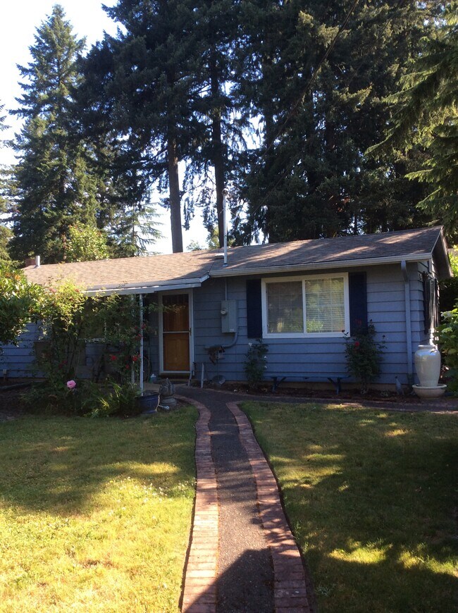 Private Guest Cottage - 1 bedroom/1 bath! - 2807 SE Laurelwood Dr