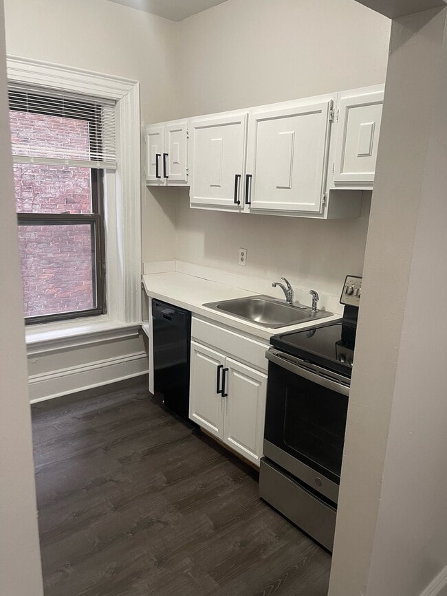 Building Photo - 464 Park Dr