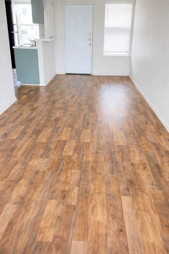 Foto del edificio - AVAILABLE NOW! - FULLY FURNISHED