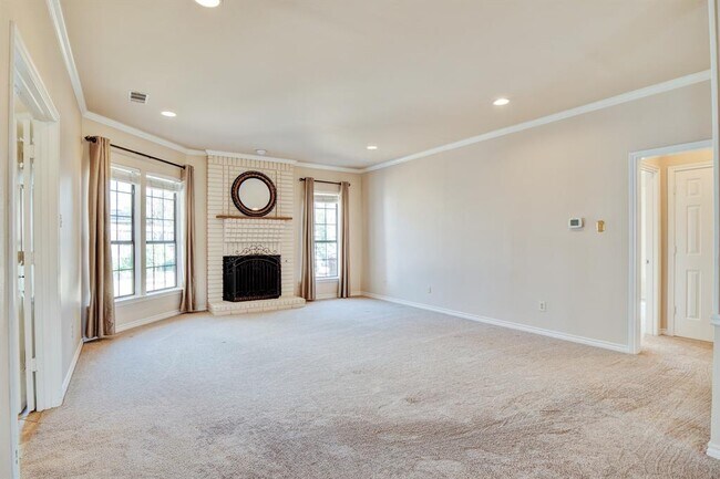 Building Photo - 2900 Creekview Cir