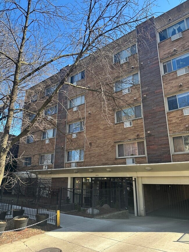 Building Photo - 1415 W Lunt Ave