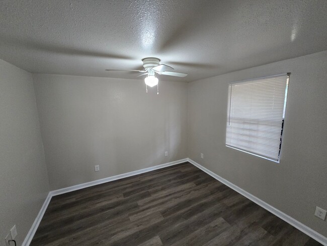 Building Photo - 4 Bedroom Single Home