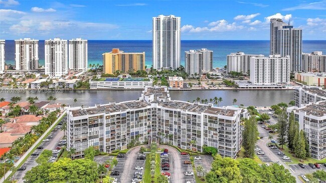 Foto del edificio - 1000 Parkview Dr