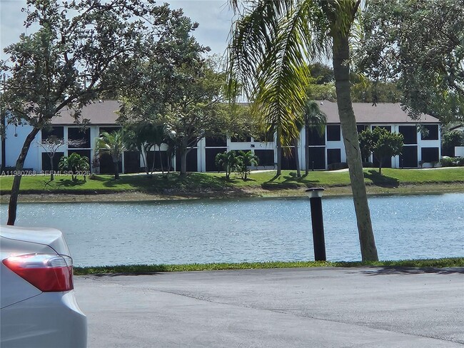 Building Photo - 216 Lake Pointe Dr