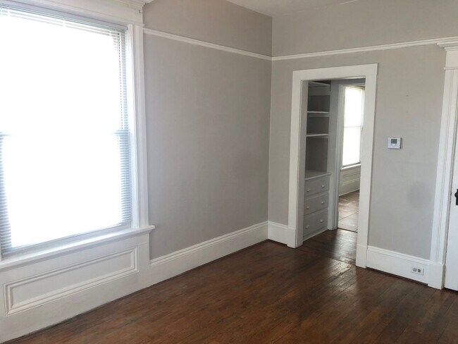 Foto del edificio - 705 E Walnut St
