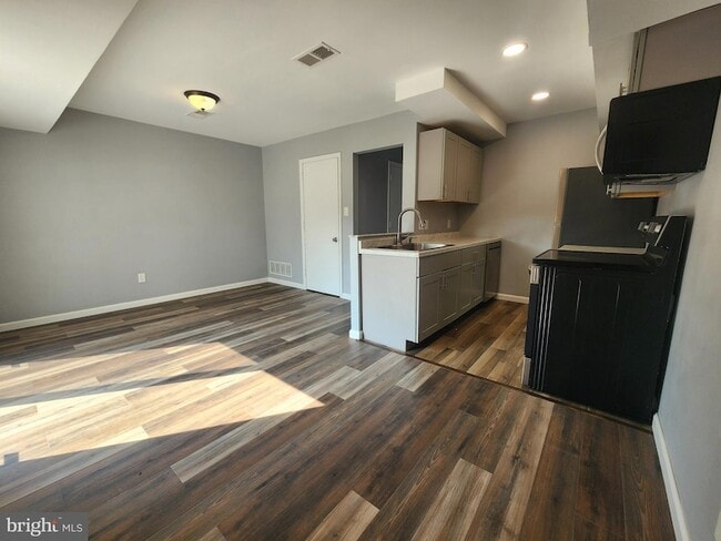 Building Photo - 46 Village Dr