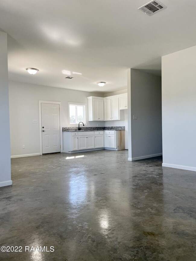 Building Photo - 230 Le Village Loop