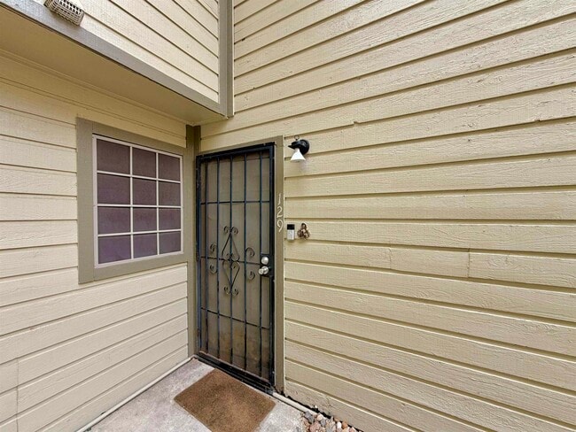 Building Photo - 200 Martingale