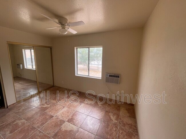 Foto del edificio - 2070 Riviera Blvd