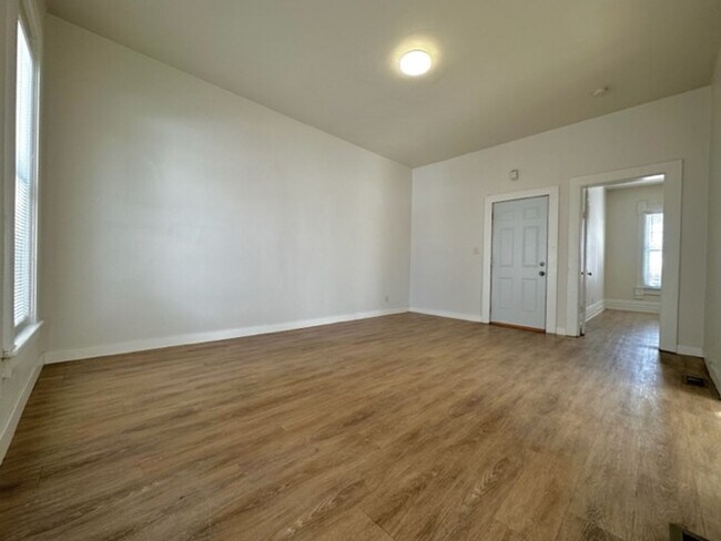 Building Photo - Pine St Triplex