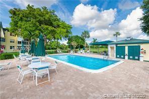Foto del edificio - 9090 Lime Bay Blvd