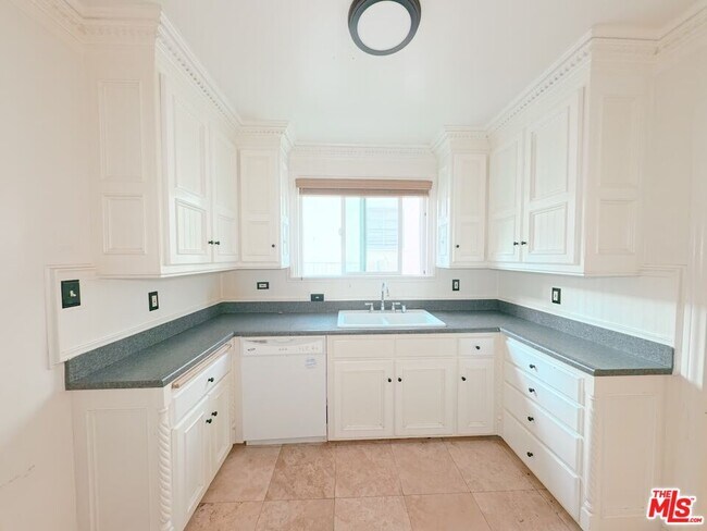 Foto del edificio - 442 Kelton Ave