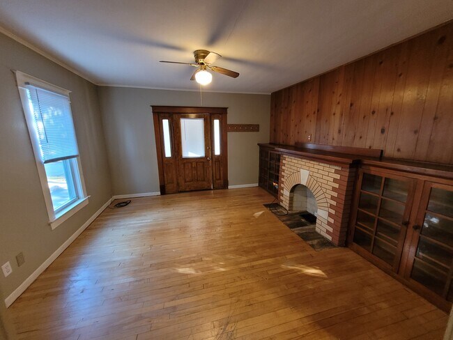 Building Photo - 818 6th Ave