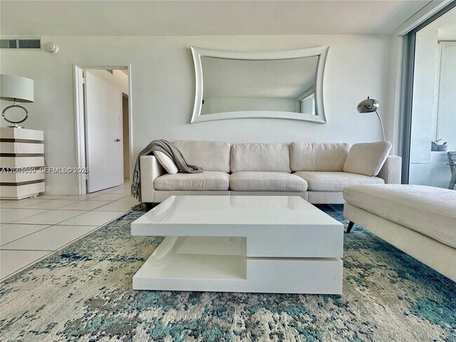 Foto del edificio - 5161 Collins Ave
