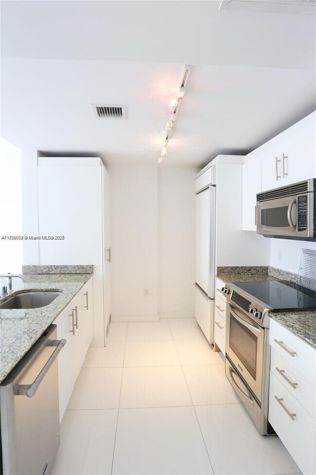 Building Photo - 10275 Collins Ave