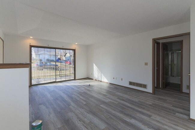 Building Photo - {8515} Walking distance to South Lake Park + 2 Car Attached Garage + Deck!