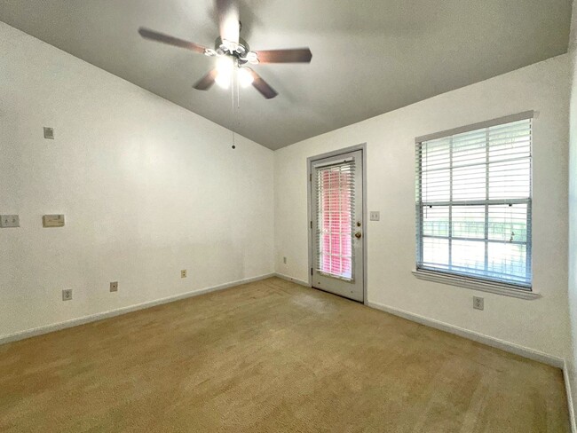Building Photo - Gated Community! Close to the Beach and sh...