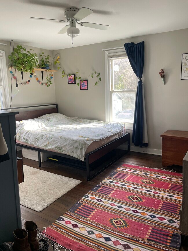 Dormitorio luminoso con luz natural y espacio para cama queen-size. - 520 Commonwealth St