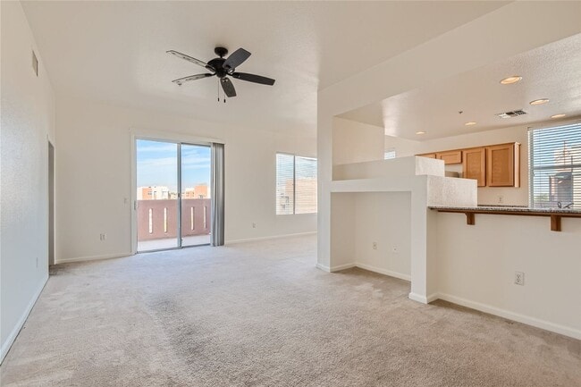 Building Photo - 2 Bedroom Mid-Rise Condo at PARK AVENUE!