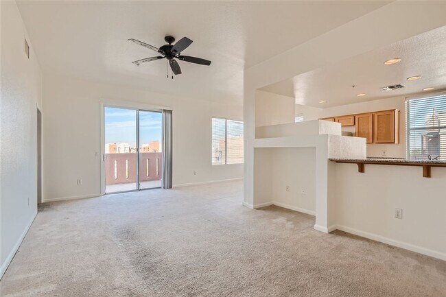 Foto del edificio - 2 Bedroom Mid-Rise Condo at PARK AVENUE!