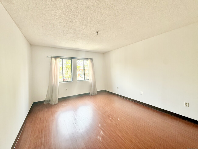 Building Photo - 1204 Whitney Ave