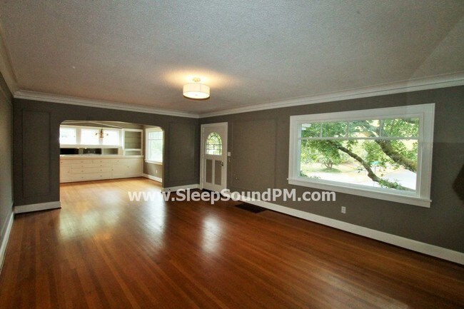 Foto del edificio - Spacious Four Bedroom with Nice Backyard
