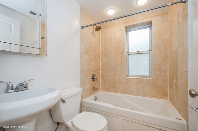 Building Photo - 2856 W Rosemont Ave
