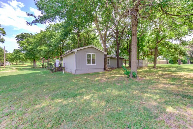 Building Photo - Lake Front Property! 2bed/1bath!
