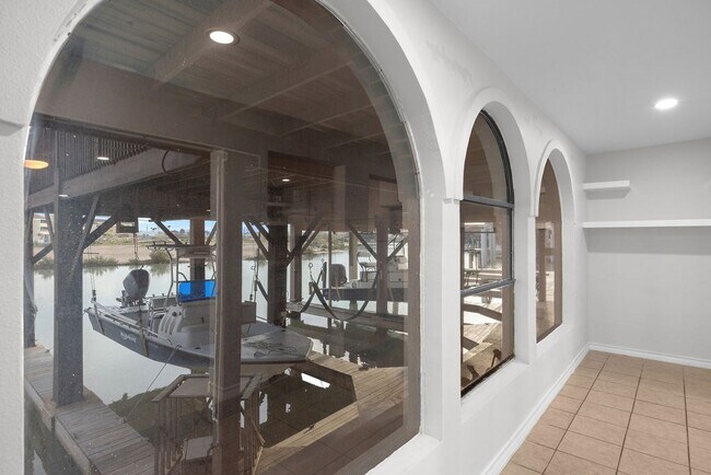 Foto del edificio - 1313 Harbor Island Dr