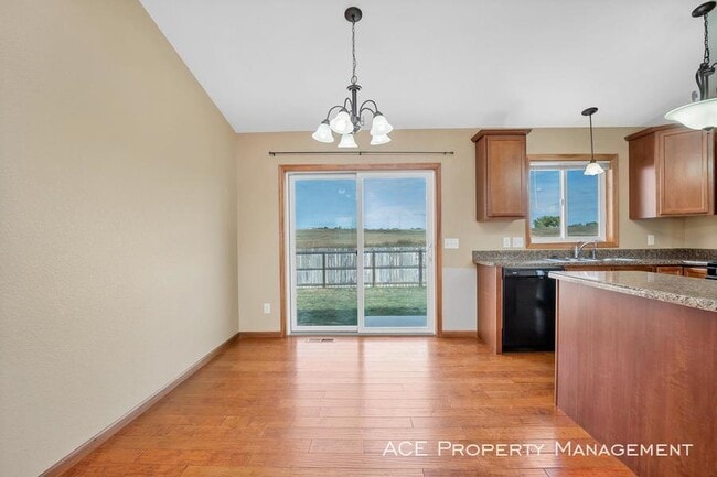 Building Photo - 486 Bluebird Dr