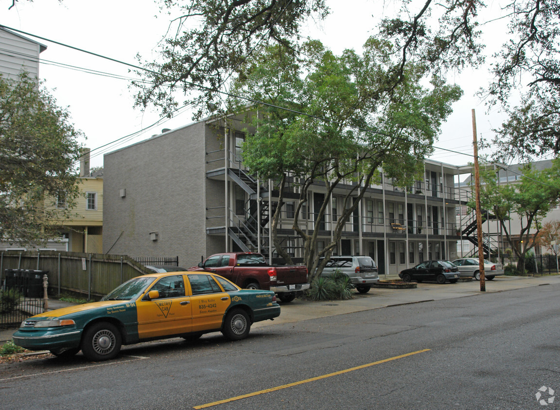 Building Photo - 1818 Prytania St