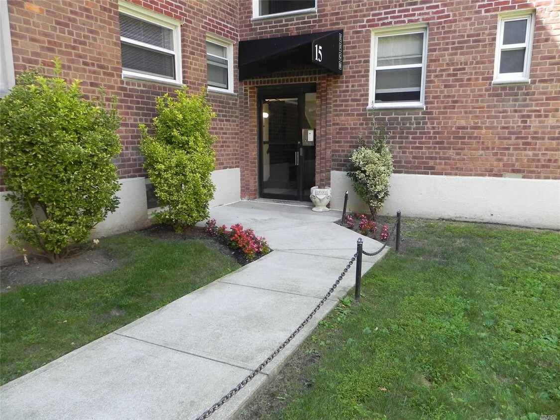 Primary Photo - 15 Schenck Ave