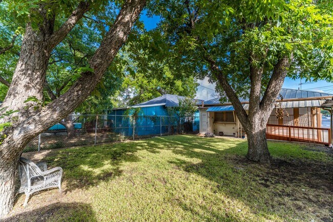 Building Photo - UPDATED 2-BEDROOM IN FIVE POINTS