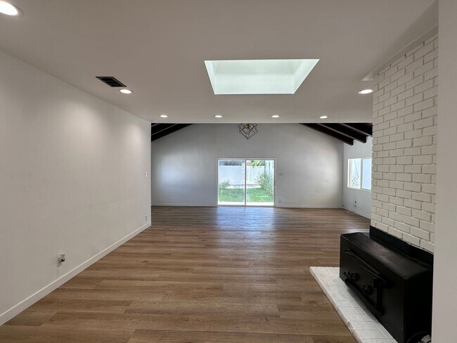 Building Photo - Beautiful Single story 4 Bedrooms 2 Baths ...