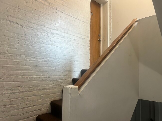 Building Photo - 1830 N Hermitage Ave