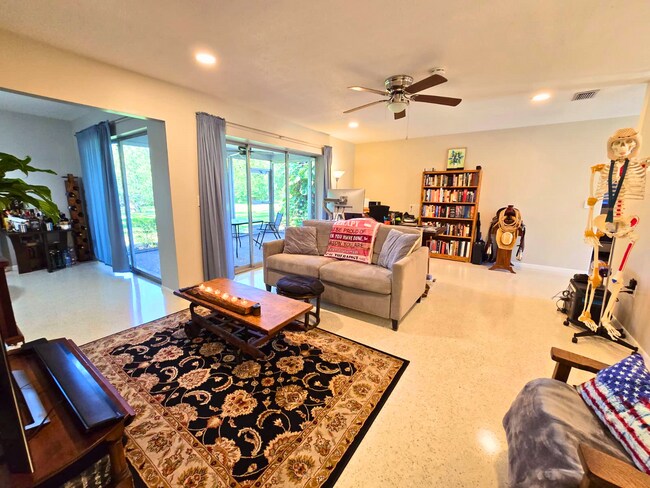Foto del edificio - Charming 2 Bed/ 2 Bath Home w/ Garage in Sarasota