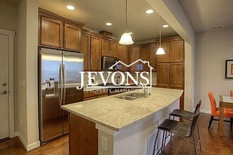 Building Photo - 1399 NE Hickory Ln