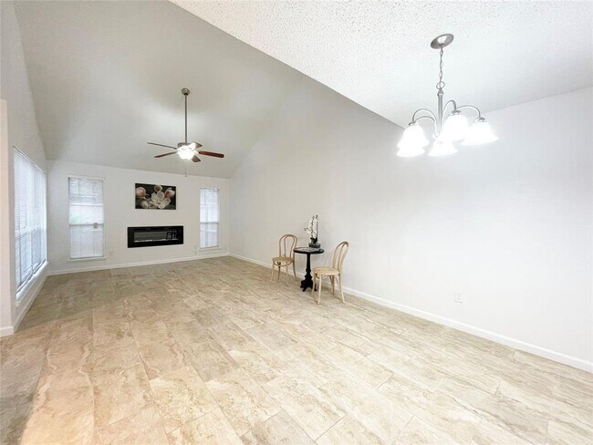 Building Photo - 13897 Hollowgreen Dr
